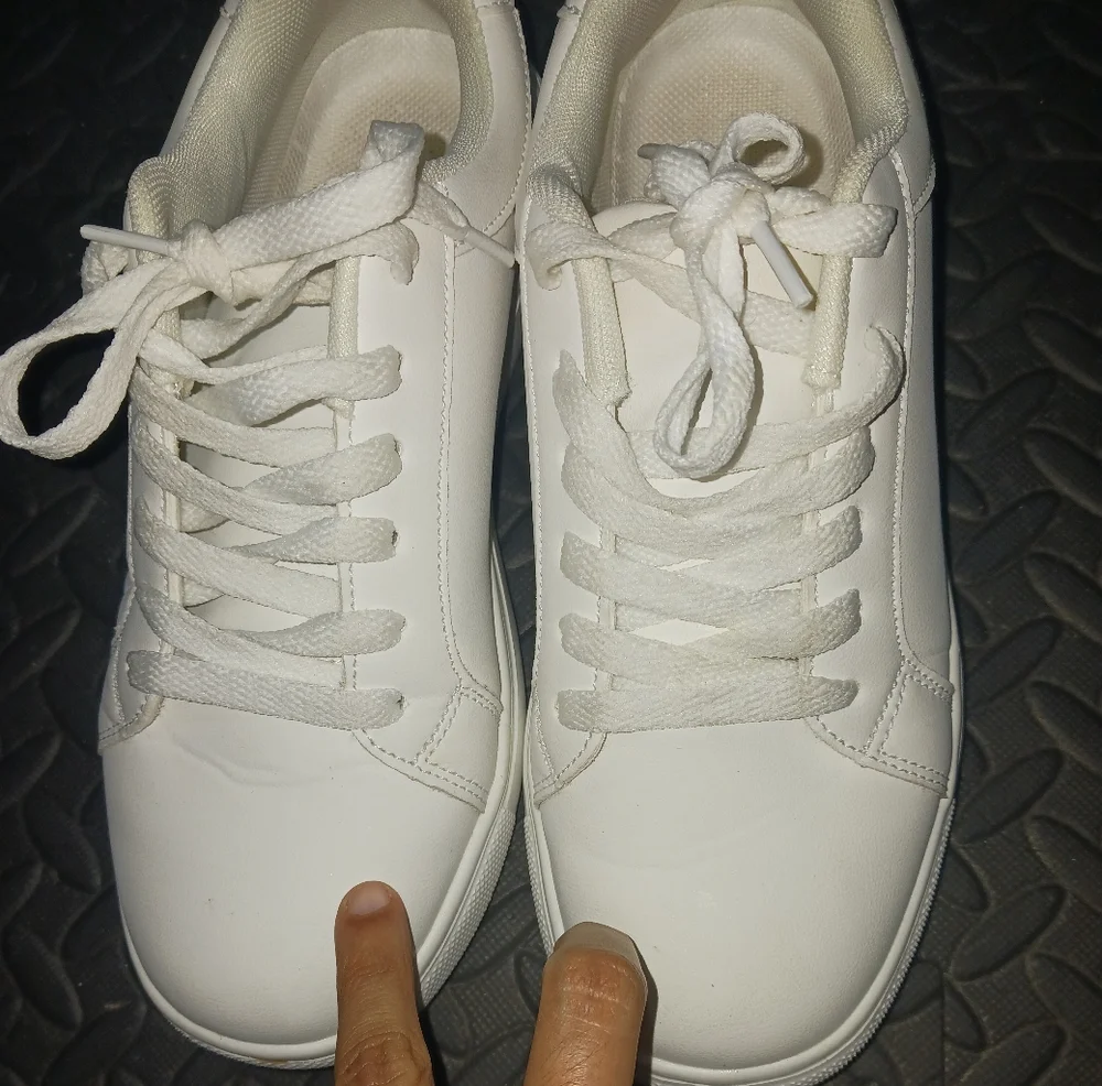 Women White Round Toe Basic Sneakers